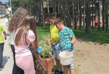 Акцију уређења зелених површина помогли ученици ОШ "Димитрије Туцовић"