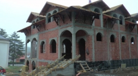Укровљавање парахијског дома у Чајетини